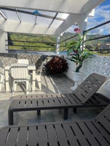 Et opholdsområde på Wiky House Guaduas + 5 billeder