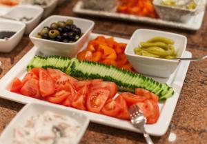 une assiette de légumes sur une table avec une fourchette dans l'établissement Hotel Nevada Hamburg, à Hambourg