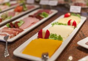 une table avec plusieurs assiettes de nourriture dessus dans l'établissement Hotel Nevada Hamburg, à Hambourg