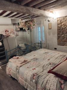 una camera da letto con un letto con un piumone floreale di La casa di baggioro a Castelvecchio