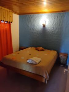 a bedroom with a bed with a light on the wall at Amistad in Villa Gesell +15 photos