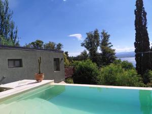 ein Swimmingpool mit einem Kaktus neben einem Haus in der Unterkunft Vista Alago in Villa Ciudad Parque