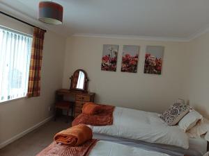 En eller flere senge i et værelse på The Orange room