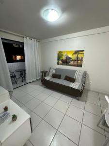 Edf Monte Valpine في ماسيو: غرفة معيشة بها أريكة وطاولة