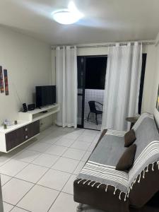 Edf Monte Valpine في ماسيو: غرفة معيشة فيها سرير وتلفزيون