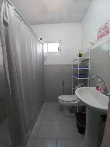 een badkamer met toilet en wastafel bij white house in Valladolid +10 foto's