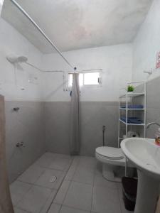 een badkamer met toilet en wastafel bij white house in Valladolid