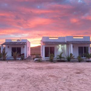 een wit huis in de woestijn met een zonsondergang bij Bungalow Vista Sierra Laguna in San Carlos