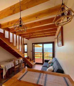 ein Wohnzimmer mit einem blauen Sofa und einer Treppe in der Unterkunft Loft Valdivia - cutipay in Valdivia