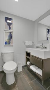 Et badeværelse på World Cup Fan Hotel Near MetLife Gameday Shuttle