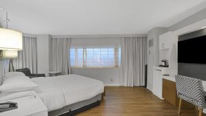 En eller flere senge i et værelse på World Cup Fan Hotel Near MetLife Gameday Shuttle + 12 billeder