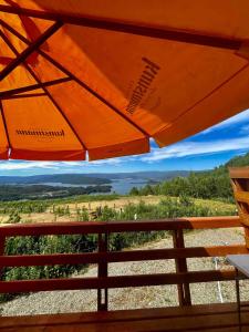 ein orangefarbener Regenschirm auf einem Balkon mit Aussicht in der Unterkunft Loft Valdivia - cutipay in Valdivia + 12 Fotos