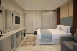 een hotelkamer met een bed en een televisie bij LUSINDA HOTEL MANAGEMENT BY ZAD in Suez