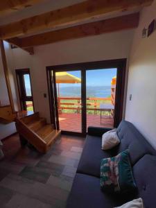ein Wohnzimmer mit Couch und Blick aufs Meer in der Unterkunft Loft Valdivia - cutipay in Valdivia