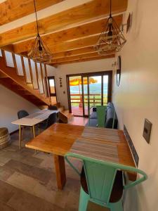 ein Esszimmer mit einem Holztisch und Stühlen in der Unterkunft Loft Valdivia - cutipay in Valdivia