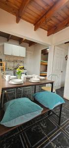 een eetkamer met een tafel en stoelen bij Cabaña pet friendly el quisco in El Quisco +20 foto's