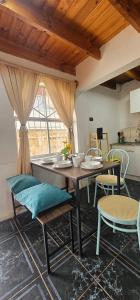 een eetkamer met een tafel en wat stoelen bij Cabaña pet friendly el quisco in El Quisco