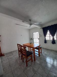 een eetkamer met een tafel en twee stoelen bij white house in Valladolid