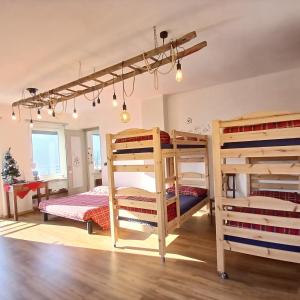 een kamer met 3 stapelbedden in een kamer bij Trekker's Home L'infinito & SPA in Pessinetto