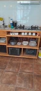 eine Küche mit einer Theke und einem Herd in der Unterkunft Calle 11,2 in Concón