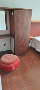 ein roter Hocker, der in einem Zimmer auf dem Boden steht in der Unterkunft Calle 11,2 in Concón