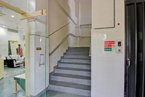 un couloir avec un escalier dans un immeuble dans l'établissement Hotel O Sunshine Inn, à Nagpur 22 autres photos