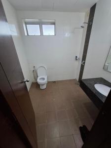 Et badeværelse på Anjung seri sri alam + 12 billeder