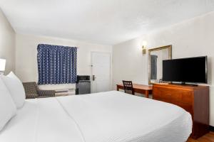 Et tv og/eller underholdning på Homestay Inn and suites