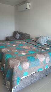 En eller flere senge i et værelse på Reserva del Mar 2 Aparta suite para estrenar