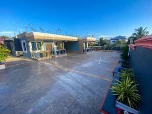 ein leerer Parkplatz vor einem Gebäude in der Unterkunft Somerset Apartmento in Tokuse