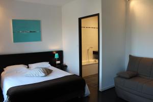 Postel nebo postele na pokoji v ubytování Hôtel Le Domaine des Vignes Ampuis Lyon Sud Vienne
