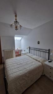 a bedroom with a bed and a ceiling fan at Affittacamere Via Carducci in Gubbio
