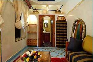 - un salon avec un canapé et une table dans l'établissement Maison Do, à Marrakech
