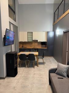 a living room with a table and chairs and a kitchen at cottages GRUN in Yablunytsya