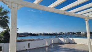 een uitzicht op het water vanaf het dak van een gebouw bij Elements Rooms in Porto Cesareo