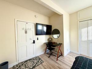 een kamer met een deur, een tafel en een spiegel bij 2-A Diamond in Yonkers in Yonkers