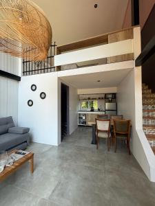 una cucina a pianta aperta e un soggiorno con tavolo e sedie di Complejo Raíces a Mar de Cobo