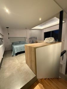 una camera con cucina e letto sullo sfondo di Complejo Raíces a Mar de Cobo