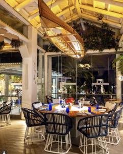 una sala da pranzo con tavolo e sedie di Penthouse Karina Los Arqueros a Benahavís