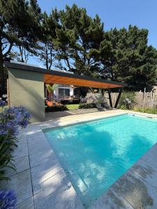 una piscina in un cortile con padiglione di Complejo Raíces a Mar de Cobo