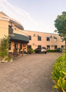 een gebouw met een auto ervoor geparkeerd bij Pousada Pedra Bonita in Cristal