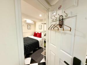 Kleines Zimmer mit einem Bett und einer Tür in der Unterkunft 5-A Diamond in Yonkers in Yonkers