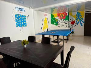 een eetkamer met een tafeltennistafel in een kamer bij Los Nonos Hostel in Guadalupe