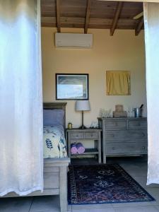 een slaapkamer met een bed en een ladekast bij Turtle Cove House by Le Haus in Matthews +30 foto's