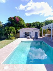 een zwembad voor een huis bij Turtle Cove House by Le Haus in Matthews