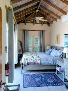 een slaapkamer met een bed en een houten plafond bij Turtle Cove House by Le Haus in Matthews