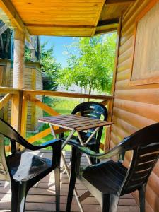 a wooden table and two chairs on a porch at Cabaña 4 in Necochea