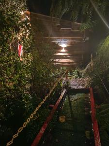 een tunnel in een tuin met een ketting eromheen bij Tipi Bribri in Heredia