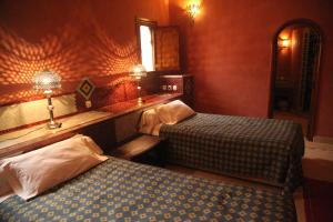 Rúm í herbergi á Hotel Kasbah Azalay