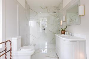 Koupelna v ubytování Moore Lodge + 25 fotografií